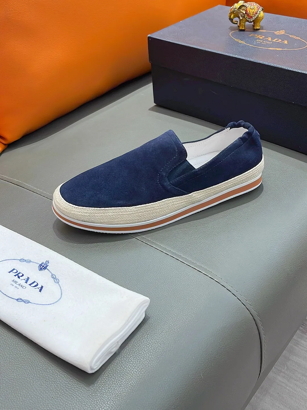 Men's shoes PRADA "Prada" P400 Regular size: 38-44 (slip-on shoes) Product materials: Selected cowhide upper, soft sheepskin foot pads, original factory special outsole.